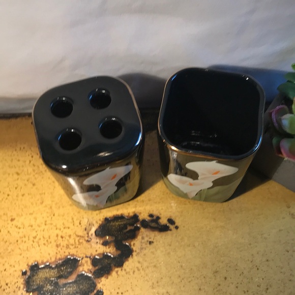 Calla Lily Bathroom Set - Picture 2 of 3